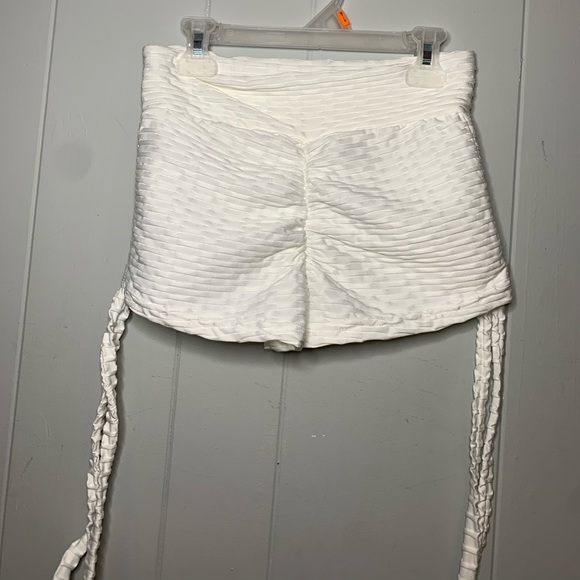 SHEIN RUFFLED SHORTS - Picture 3 of 3